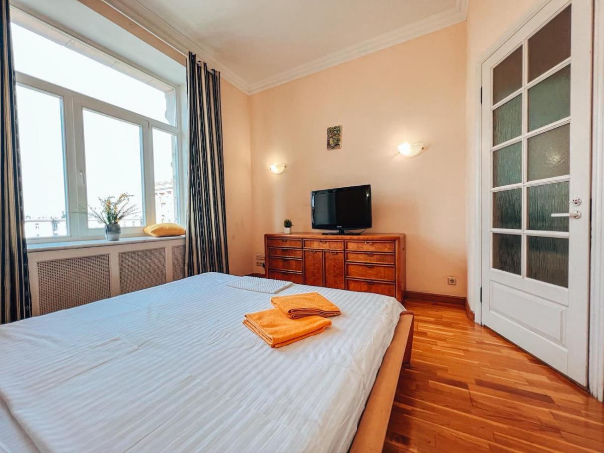 Apartments Rentals Ukraine On Kreshchatik Киев Екстериор снимка