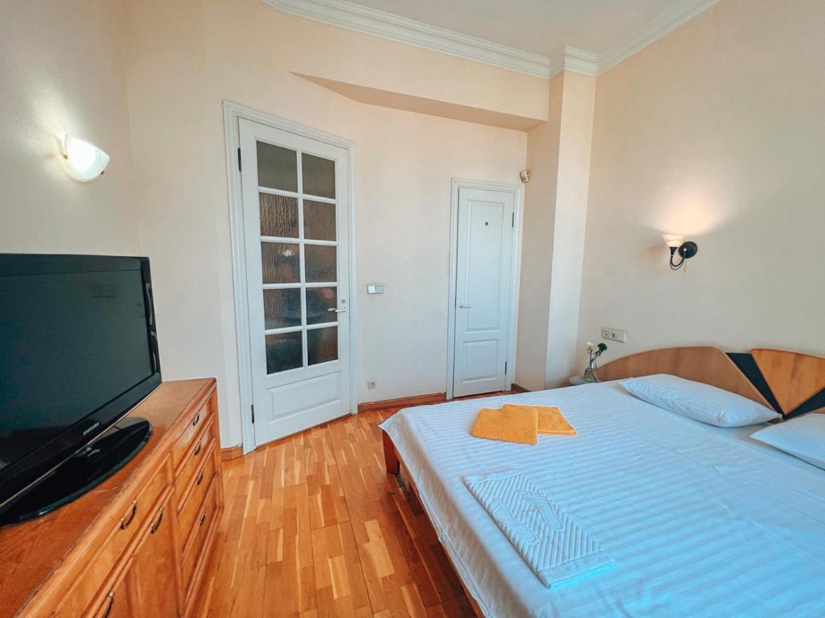 Apartments Rentals Ukraine On Kreshchatik Киев Екстериор снимка