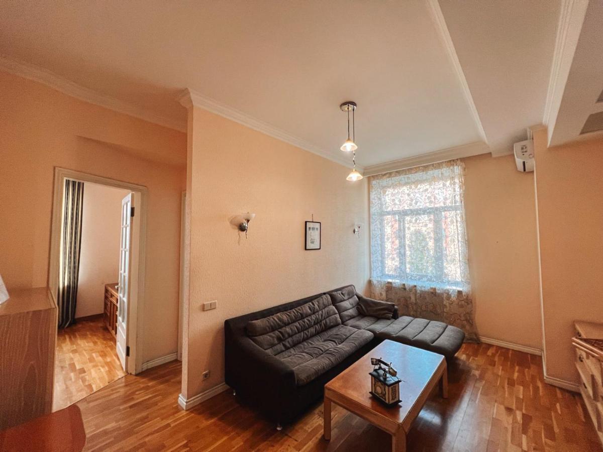 Apartments Rentals Ukraine On Kreshchatik Киев Екстериор снимка