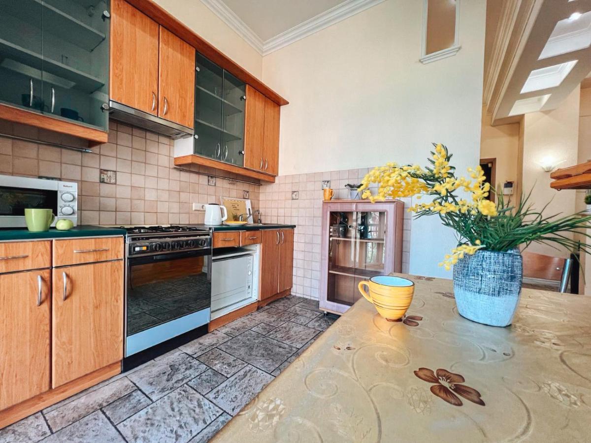 Apartments Rentals Ukraine On Kreshchatik Киев Екстериор снимка
