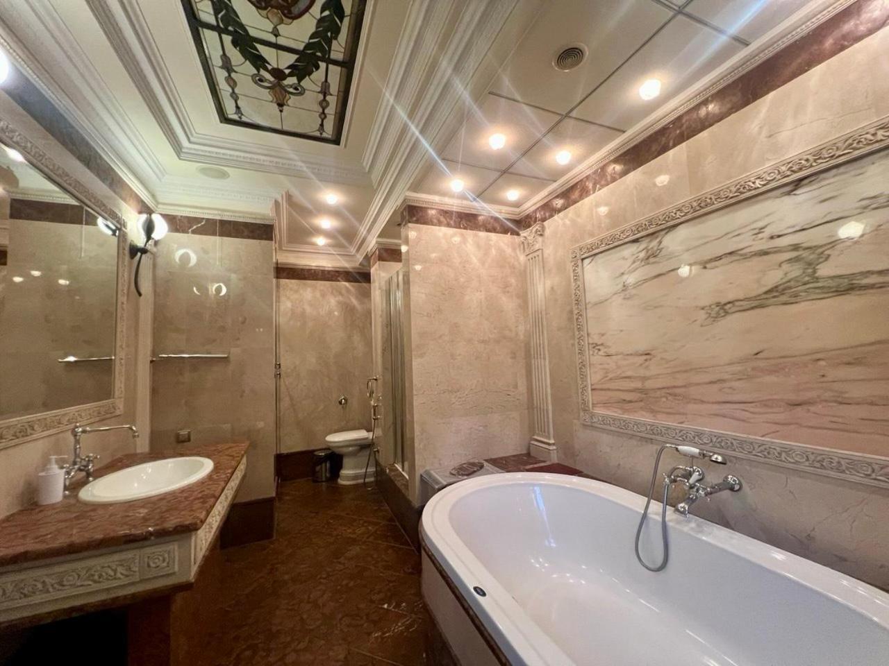 Apartments Rentals Ukraine On Kreshchatik Киев Екстериор снимка
